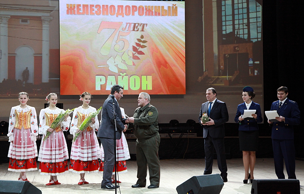 Виталию Шилову медаль вручает Андрей Кривоносов