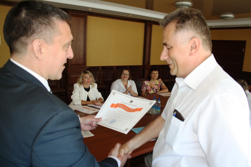 Александр Новиков вручает диплом Михаилу Савкову